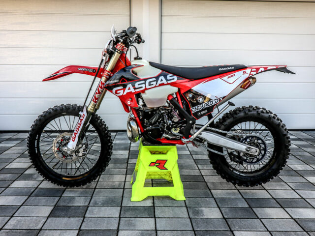 Die GasGas EC 300 GP Edition mit NiceBeardGraphics-Dekor